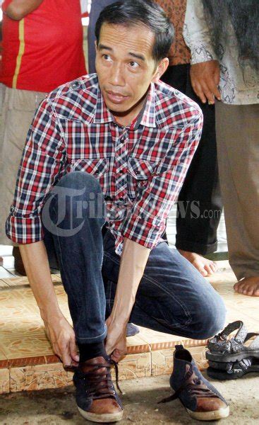 Jokowi lagi, daerah khusus ibukota jakarta. Jokowi Pakai sepatu usai Sholat, Foto 5 #33131 - Tribunnews.com