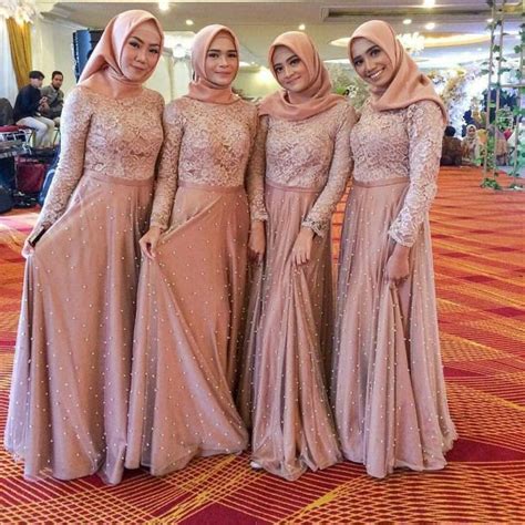 Beautynesia beri inspirasinya untuk kamu. Model Baju Kondangan Remaja Terbaru : 31 Model Gaun Pesta Untuk Wanita Hijab Yang Wajib Dimiliki ...
