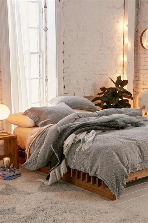 Discover bedroom ideas and design inspiration from a variety of eclectic bedrooms, including color, decor and theme options. 37 Urban Outfitters Bedroom Ideas - Homiku.com | Urban ...