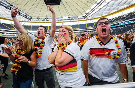 Subscribe now for live streams and highlights from the german national teams, dfb. DFB-Team: Wie sich Nationalmannschaft und Fans immer ...