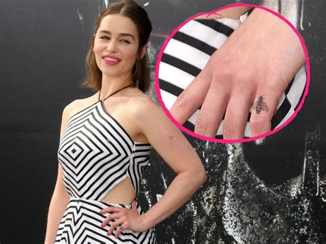 Emilia clarke has a bumblebee tattoo on her little finger for her new movie. Süß! Emilia Clarke hat ein niedliches Finger-Tattoo ...