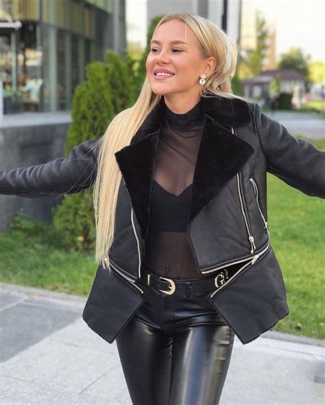 Ihre fans feiern das outfit. {title} (mit Bildern) | Leder outfits, Heiße outfits