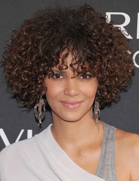 Coupe courte cheveux afro automne hiver 2018 coupe courte printemps été 2017 coupe de cheveux courte femme hiver 2015 idées de looks conseils coupe et colo suivez les astuces de notre expert pour sublimer votre chevelure afro. Coupe de cheveux afro