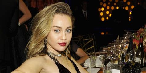 Later in the show, she switched to the football side of things with a customized black and pink uniform, complete with shoulder pads and stretchy pants. Miley Cyrus Just Responded to the Super Bowl with a Pantsless Selfie | Miley cyrus, Miley, Mark ...