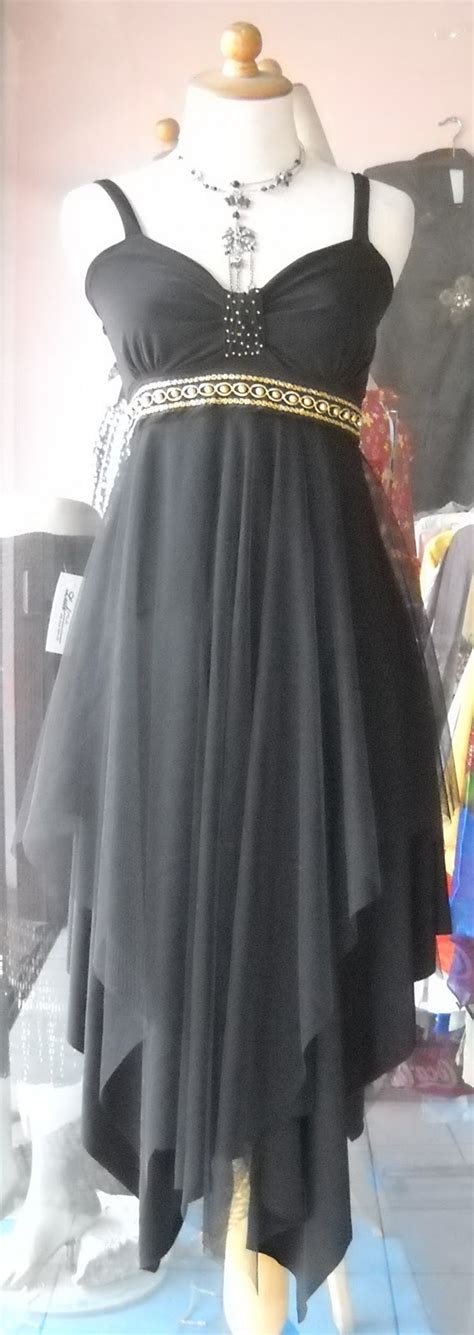 Gamis kini sudah menjadi pakaian yang siap diandalkan para muslimah baju pesta muslim ini hadir dengan desain tangan bermodel ruffle yang siap memberikan statement menarik. Baju Pesta Wanita 07 « dewasa