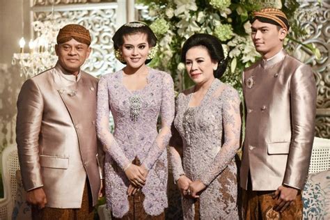 Jawi jangkep yaiku klambi priya kang antarane ana kelengkapan kang digunaake sakliyane klambi resmi, ugo dimangerteni saperang jinis klambi penganten adat ing sajroning adat jawa tengah. Pakaian Orang Tua Pengantin Adat Jawa / 7 Ide Baju Orang ...