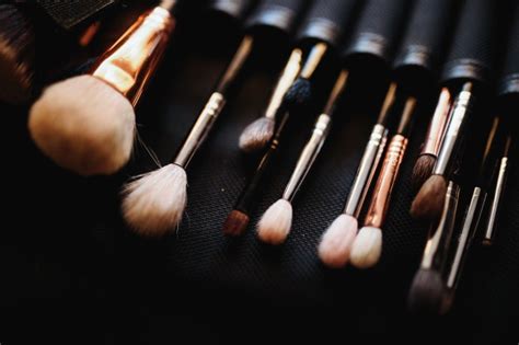 Alat make up lengkap yang masuk dalam kategori brush and tools ini sangat banyak. Ini Dia Manfaat dan Cara Membersihkan Alat Makeup - Scarf ...