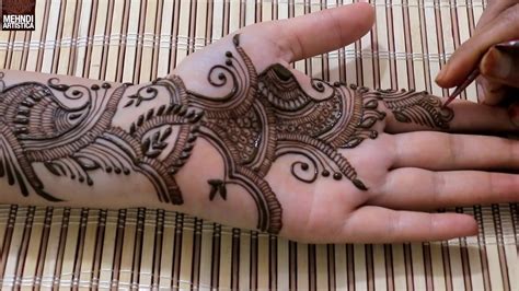 These mehandi designs beautify the bride's hands. Mehndi Ki Design Dikhaye Dulhan Wali