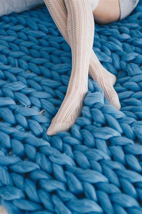 Supersofte wohndecke aus reiner merinowolle mit grafischem muster und feinen fransen. Große Merino-Wolle-Decke. Chunky stricken Decke. Warme ...
