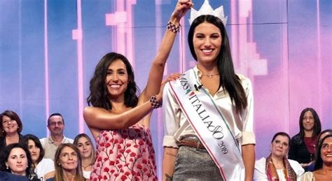 La balivo è audace da non temere la sfida di bellezza nemmeno da parte della nuova miss italia, tanto da indossare un vestito mozzafiato con cui sembra. Caterina Balivo, Miss Italia piange per la mamma morta ...