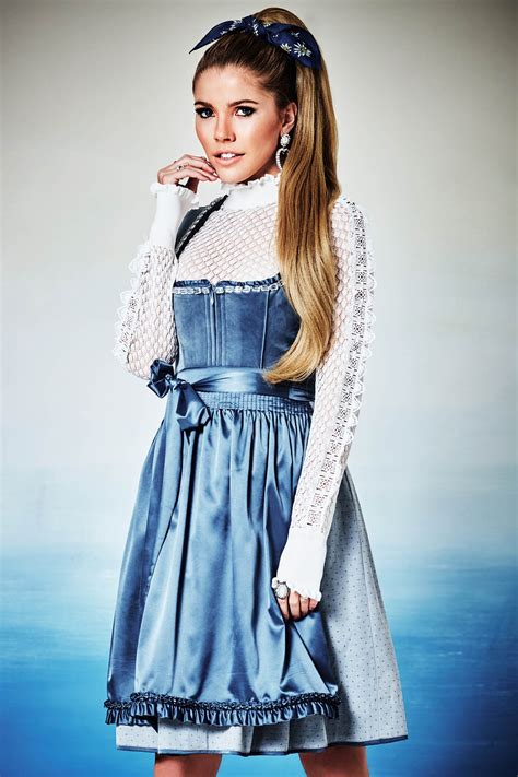 Das umwerfende dress überzeugte obenrum durch ein transparentes langärmliges oberteil, besetzt mit filigraner spitze, blüten und steinen. Dirndl Orchid by Victoria Swarovski | Damenmode ...