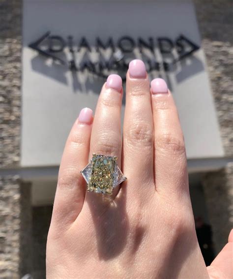 Also provides premounted options that include both the setting and the center stone. Your Guide to Buying Big Fancy Yellow Diamond Engagement Rings
