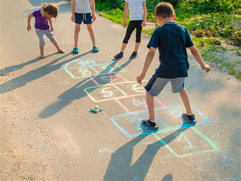 También otro excelente objetivo de la rayuela es que los niños puedan aprender a mejorar su. Juegos Tradicionales Y Sus Reglas Y La Forma De Jugar ...