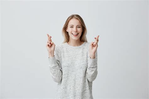 Find 44 ways to say keep fingers crossed, along with antonyms, related words, and example sentences at thesaurus.com, the world's most trusted example sentences from the web. 嬉しい幸せなブロンドの女性はセーターを着て、広く笑って、指を交差させて、幸運を願っています | 無料の写真