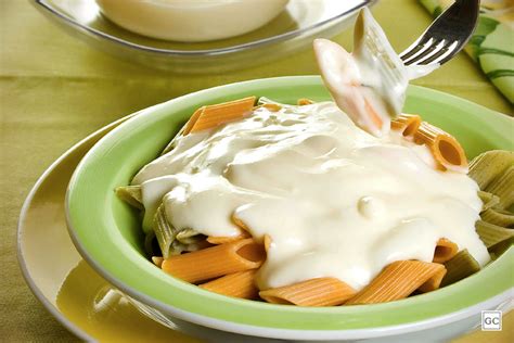 A última camada deve ser de molho branco com o queijo ralado por cima. Molho branco para lasanha e macarrão - Guia da Cozinha