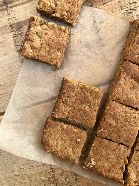 It's for a banana & walnut cake, which, given the state of the paper, i must have baked many times growing up. Date And Walnut Cake Jamie Oliver - Trendiges Bananenbrot ...