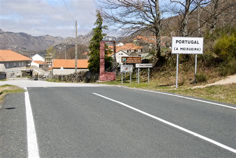 Só há nove pontos de passagem autorizados. File:Fronteira da Ameixoeira vista do lado de Espanha.jpg ...