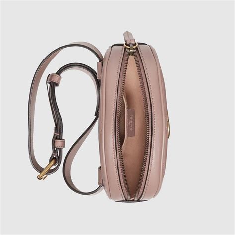 Les ceintures en cuir pour femme ne sont pas seulement des accessoires pratiques et utiles, mais sont devenues des éléments indispensable pour définir le style féminin. Gucci Sac ceinture GG Marmont en cuir matelassé