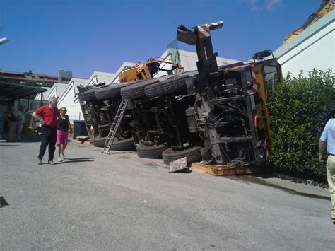 Un motociclista di trent'anni lotta tra al vita e la morte dopo un grave incidente avvenuto lunedì mattina. Cucinelli, gru si ribalta nello stabilimento di San ...