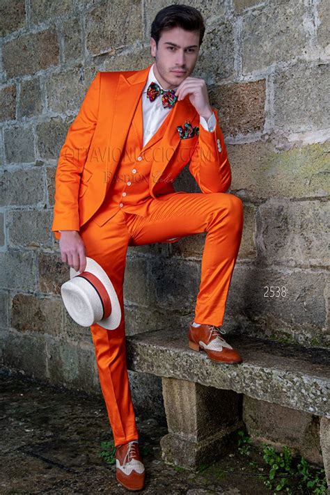 I nostri abiti da sposo sono perfetti per il giorno piú importante della tua vita. Abito da matrimonio estivo uomo in raso di cotone arancio ...