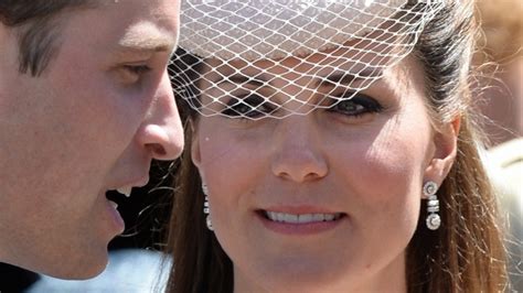 Radiant kate middleton dazzles in a recycled alexander mcqueen dress and £9,000 diamond necklace as she praises the 'huge sacrifices' made by nurses in new video message. Kate Middleton vs. Meghan Markle: Früher brav, jetzt ...