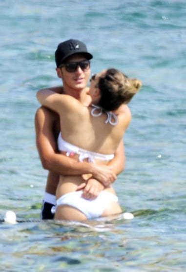 Mesut ozil hides his girlfriends face but its clear all is not wellcredit: Mesut Ozil and Mandy Capristo are seen in Spain - China.org.cn