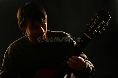 Uma realização pineapple supply e brainstorm estúdio. Guitarrista do flamenco foto de stock. Imagem de cultura ...