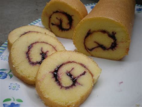 Bolu gulung adalah hidangan kue yang berasal dari inggris cara membuat olahan bolu gulung sebenarnya sangat mudah. Resep Cara Membuat Kue Bolu Gulung Empuk - Aneka Resep ...