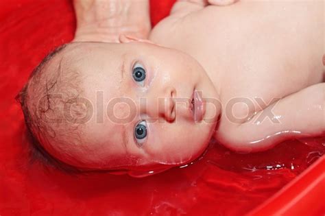 Geburtsarten fur die entbindung von gebarhocker bis geburtsglocke. Schwimmt in der Badewanne | Stock Bild | Colourbox