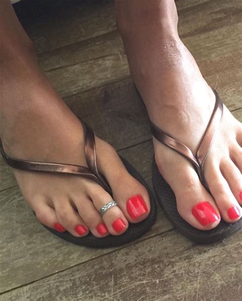 Se las hemos visto a artistas como rosalía, bad gyal, lola índigo la tendencia este verano consiste en decorar también las uñas de los pies. Pin en UÑAS LARGAS SEXYS