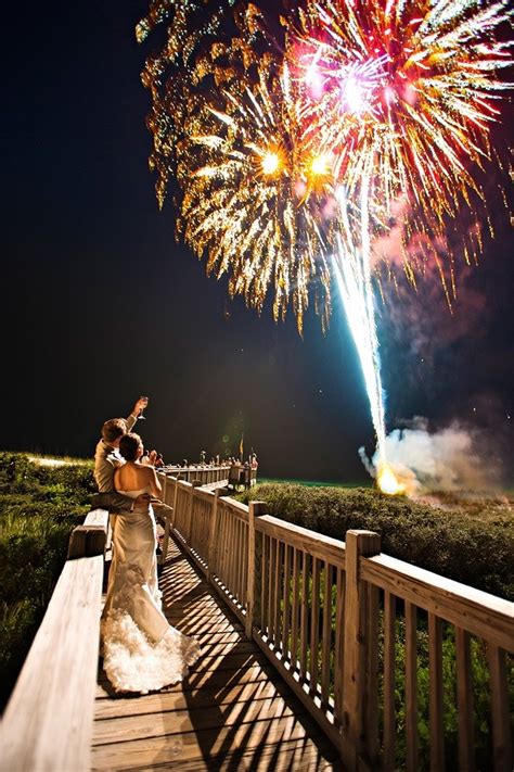 Dans tous les cas, les spectacles pyrotechniques seront déployés en haute altitude, pour qu'ils soient visibles à trois kilomètres de distance et éviter les rassemblements. Un feu d'artifice pour son mariage - La Sœur de la Mariée ...