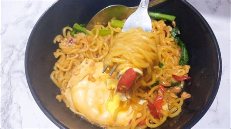 Indomie mi goreng nuclear 1 package indomie mi goreng 5 meatballs, sliced 1 stalk green onion, thinly sliced 1 tbsp sambal (i used sambal terasi, you can also use sambal bajak) 1/2 tsp chili flakes (not chili powder) 1 tsp dry sambal aka boncabe level 15, or as spicy as you like 70 ml water 1 tbsp. Resep Indomie Goreng Nyemek Pedas - Mie Nyemek Pedas Resep ...