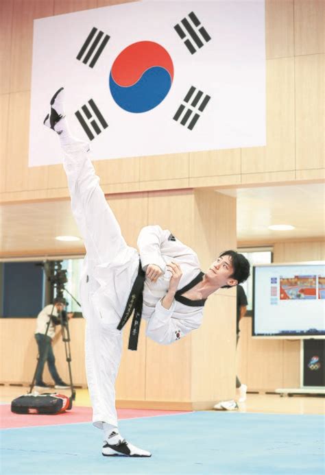 런던올림픽 개최국이자 축구 종가 영국의 홈 텃세를 넘은 쾌거라 더 값졌다. "아빤 축구선수 아냐, 도쿄 금메달 따줄게" - 일간스포츠