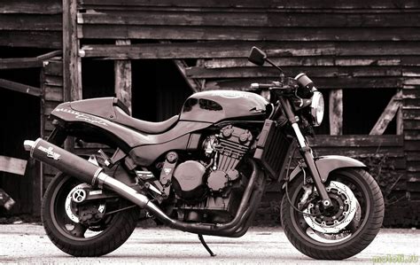 Has period original paul dunstall mufflers low miles, engine turns over the bike was indoors but obviously needs restoration. Мотоцикл Triumph Speed Triple 750 (1994)