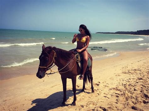 Click na imagem e veja aqui os bofes mais tesudos do futebol. EGO - Andressa Ferreira aparece de biquíni indo andar a ...