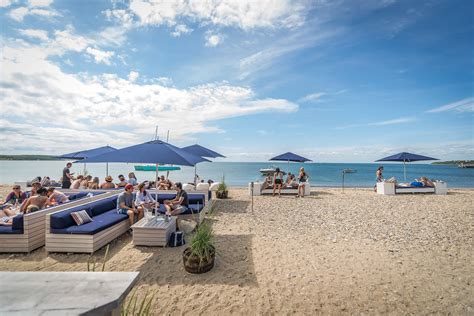 Ils n'étaient pas occupés et nous avons pu nous reposer sur un lit par la plage. navybeach-3000-18