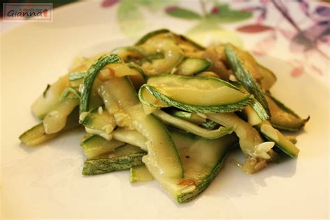 Zucchine croccanti in padella in 10' ingredienti 3/4 zucchine medie qb sale fino olio qb aceto qb pangrattato qb. Zucchine saporite in padella | A tavola con Gianna