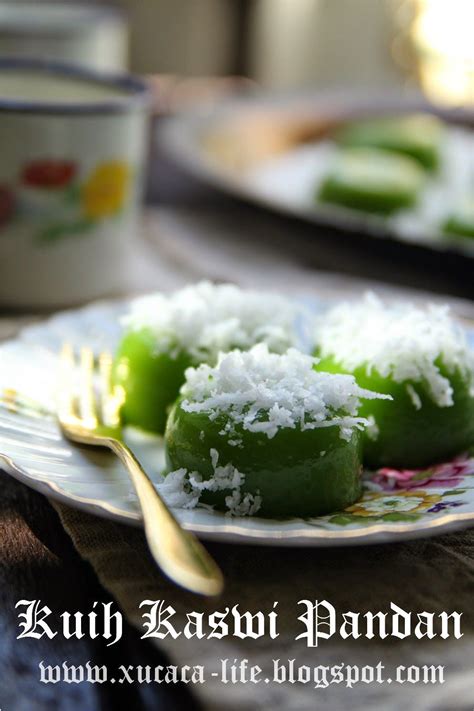 To make this very popular kueh, click on the video tutorial and print out the recipe below. 娘惹糕 - Kuih Kaswi Pandan （ Kuih Kosui ） (Dengan gambar) | Kue