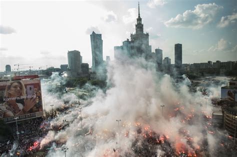 Rokrocznie 1 sierpnia oddawany jest hołd wszystkim tym, którzy walczyli i polegli podczas powstania warszawskiego. Godzina "W". Czy mieszkańcy innych miast też powinni się ...