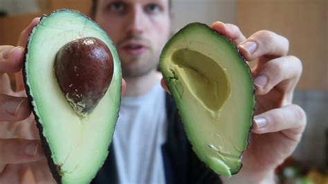 Wenn du die frucht drückst, sollte sie ein wenig nachgeben. Reife Avocado erkennen ganz einfach! Wann ist eine Avocado ...