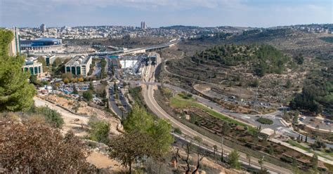 המכללה האקדמית עמק יזרעאל עש מקס שטרן היא מכללה אקדמית, שהוסמכה על ידי המועצה להשכלה גבוהה להעניק לבוגריה תואר ראשון במגוון תחומים ותואר שני m.a. דרום ירושלים מלא מלא ביום סתו חורפי - עמירם במשעולי ישראל