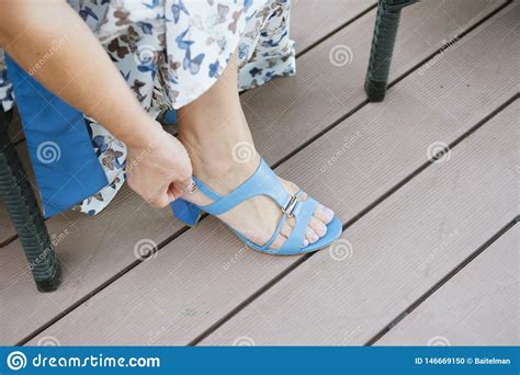 With corinna harfouch, ulrich tukur, carola regnier, judith engel. De Schoenen Van Vrouwen Op De Benen Van Een Vrouw Stock ...