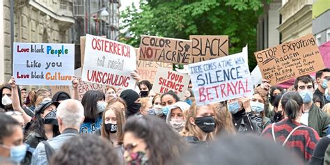 Ab 13:00 uhr gibt es am theresienplatz eine. Erste Bilder von der Demo in Wien - USA - derStandard.at