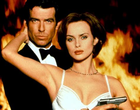 Years after a friend and fellow 00 agent is killed on a joint mission, a secret space based weapons program known as goldeneye is stolen. Un repaso a las chicas Bond | EL MUNDO