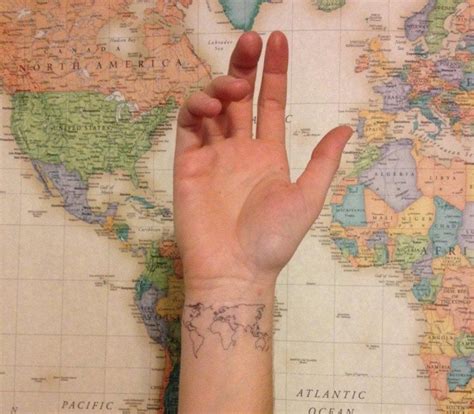 Mond ist vor allem symbol der romantik, träumerei und seele. Tattoo am Handgelenk innen und außen - 26 coole Motive ...
