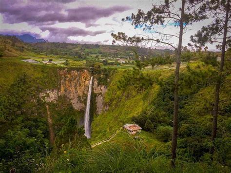 Gambar tersebut telah diedit menjadi seperti wajah manusia. Paling Keren 41+ Gambar Pemandangan Bukit Indah Simarjarunjung