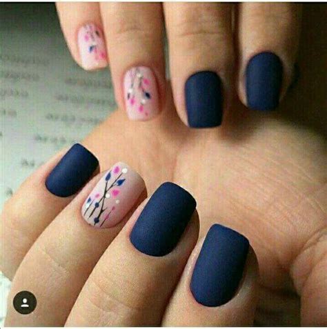 15 originales diseños de uñas que deberías pedirle a tu manicurista hoy mismo. Azul marino ... shan | Arte de uñas | Manicura de uñas, Uñas azules decoradas y Uñas cortas