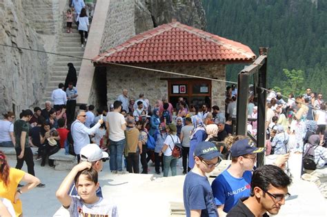 Aşkın tarifi ne zaman başlıyor? Sümela Manastırı bayramda doldu, taştı - Yeni Akit