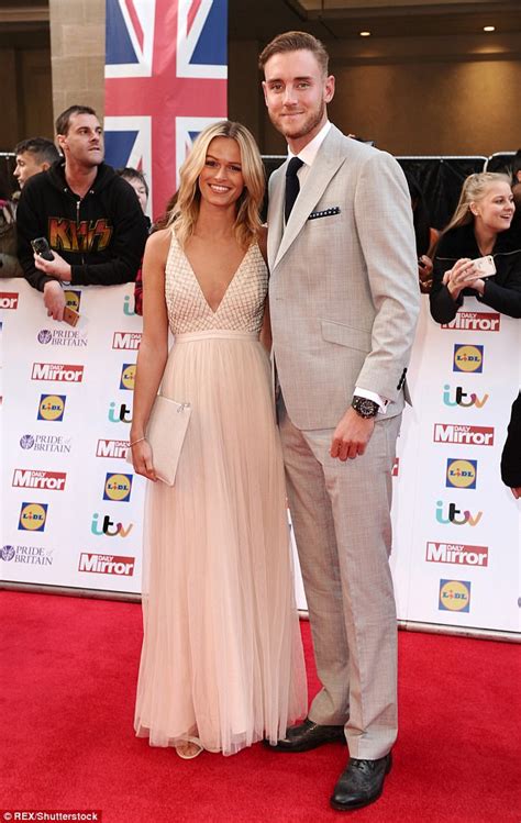 Test cricket at its best. Stuart Broad 'splits' from model Bealey Mitchell | Daily ...