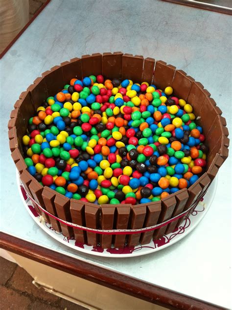 Smarties kleben auf der noch feuchten schokolade oder zuckerglasur. charming addiction: M&M/Smarties Kuchen